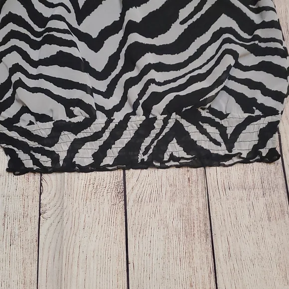 Women’s Zebra Print Three Pink Hearts Shirt 🖤 Size XL - Picture 4 of 9